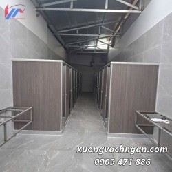 Thi Công Vách Vệ Sinh Compact HPL Màu Vân Gỗ Tại Nhà Xưởng Quận 4