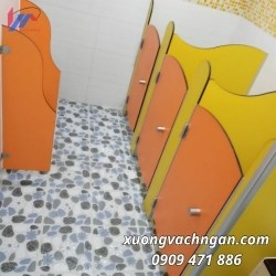 Mẫu Vách Ngăn Nhà Vệ Sinh Mầm Non Tông Vàng Cam