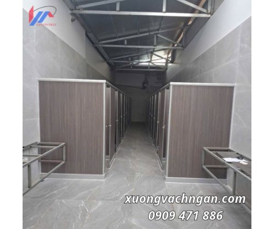 Thi Công Vách Vệ Sinh Compact HPL Màu Vân Gỗ Tại Nhà Xưởng Quận 4